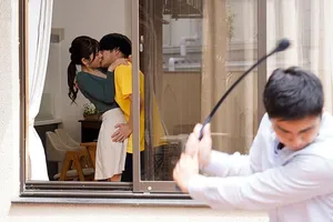 ở chung phòng với em thư ký sau bị lỡ chuyến tàu cuối về nhà