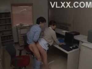 Em nhà đối diện bảo bố mẹ em đi vắng, rủ tôi sang nhà chơi