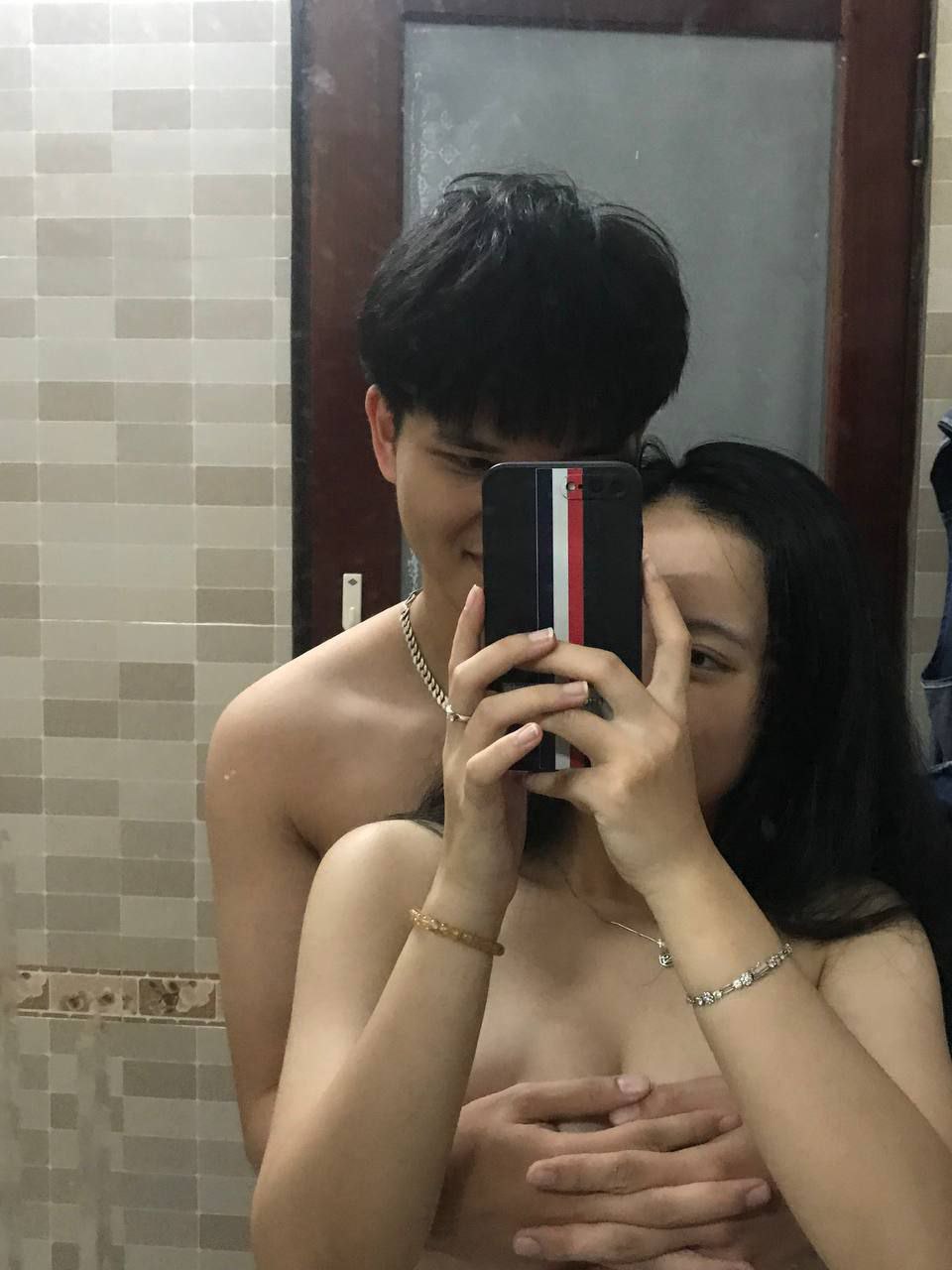 Thở hổn hển vì anh cứ xoạc sâu vào bướm em