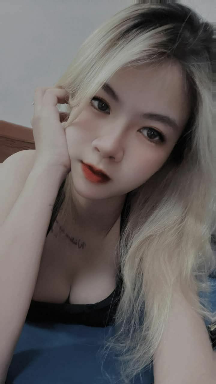 Bí mật hẹn hò với... con trai